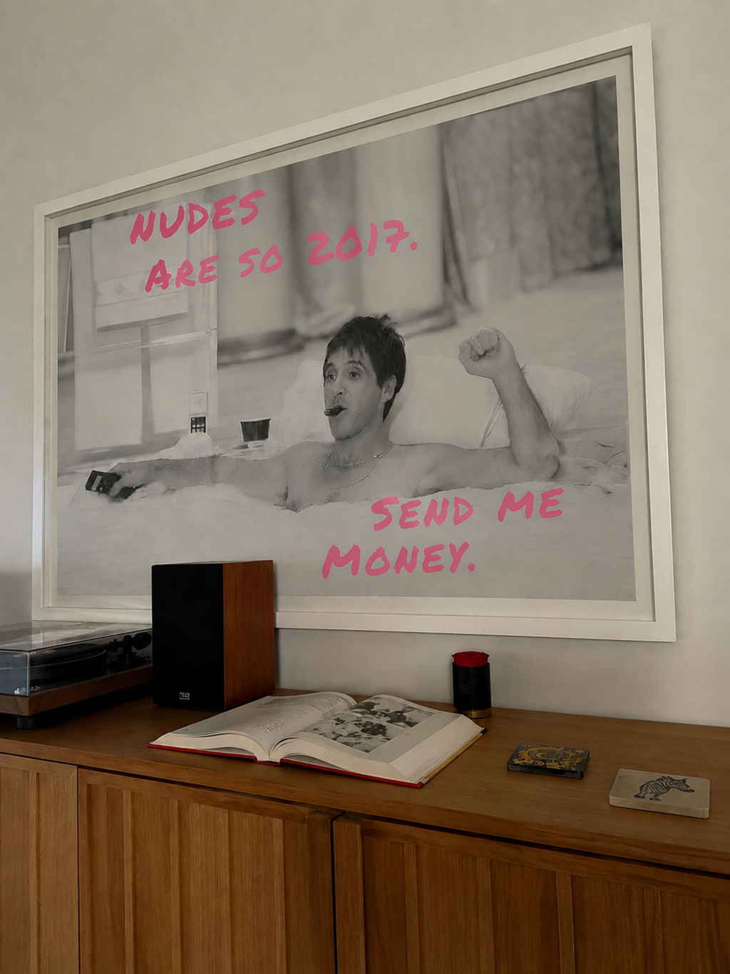 nudes are so 2017, send me Money is a Funny Typography wall art print with a retro Scarface movie scene of tony montana in the bathtub. This statement artwork brings humour, fashion-girl energy, modern pop culture. Featuring a black-and-white iconic photographic scene paired with bold handwritten neon pink typography, this piece transforms a classic bathroom moment into something witty, stylish, embracing contemporary internet culture. for bathrooms, powder rooms, dressing rooms