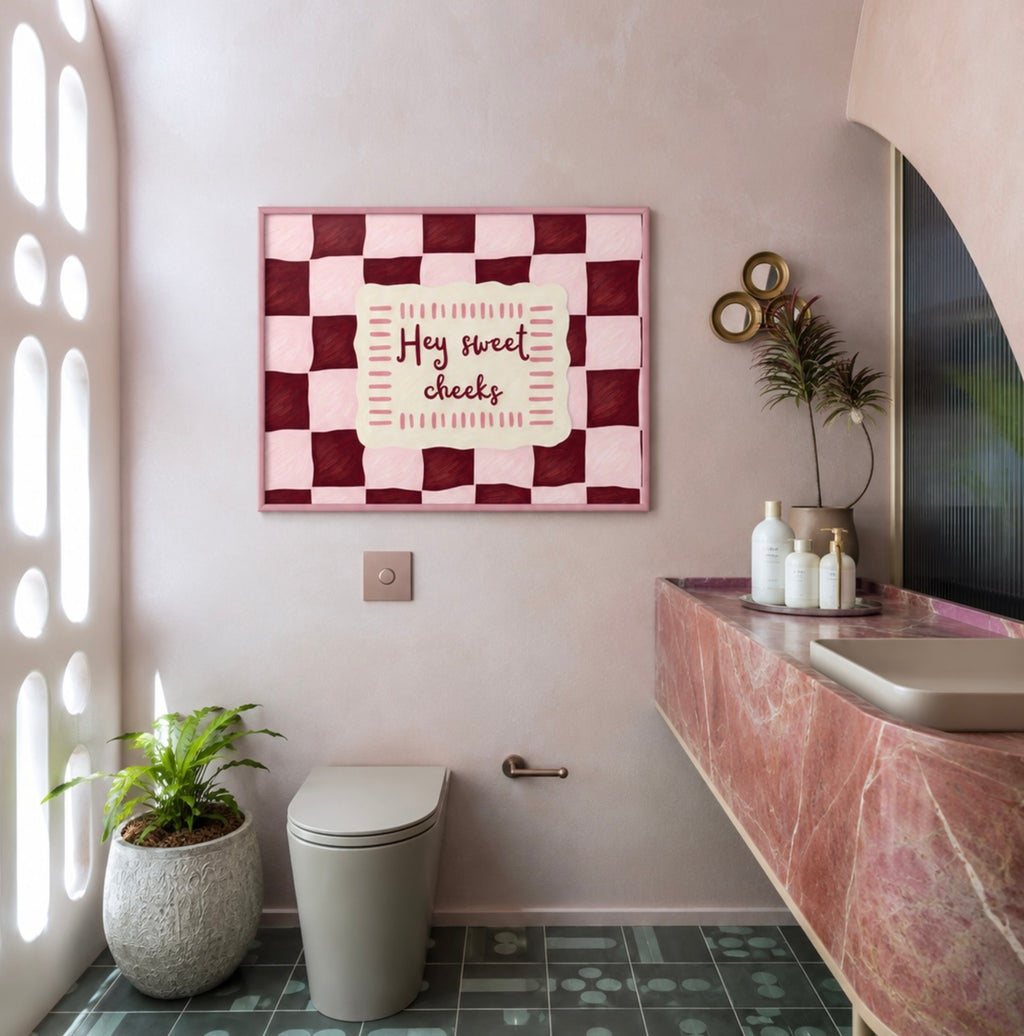 HEY SWEET CHEEKS is a whimsical Retro typography art print designed to bring humour, colour and personality into your bathroom and laundry room. Featuring vintage-inspired Checkered patterns and hand-lettered typography, this artwork captures the nostalgic charm while adding a playful decorative touch to modern interiors. this is a hand drawn Retro quote wall art, ideal for bathrooms, laundry room decor, and cheeky playful interiors. pink green