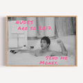 Nudes are so 2017, send me Money is a Funny Typography wall art print with a retro Scarface movie scene o tony montana in the bathtub. This statement artwork brings humour, fashion-girl energy, modern pop culture. Featuring a black-and-white iconic photographic scene paired with bold handwritten neon pink typography, this piece transforms a classic bathroom moment into something witty, stylish, embracing contemporary internet culture. for bathrooms, powder rooms, dressing rooms