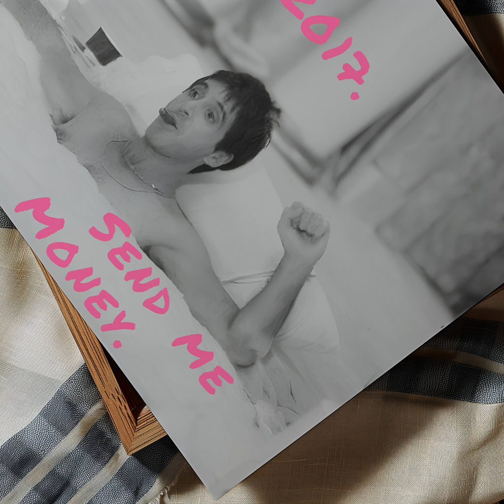 Nudes are so 2017, send me Money is a Funny Typography wall art print with a retro Scarface movie scene of tony montana in the bathtub. This statement artwork brings humour, fashion-girl energy, modern pop culture. Featuring a black-and-white iconic photographic scene paired with bold handwritten neon pink typography, this piece transforms a classic bathroom moment into something witty, stylish, embracing contemporary internet culture. for bathrooms, powder rooms, dressing rooms